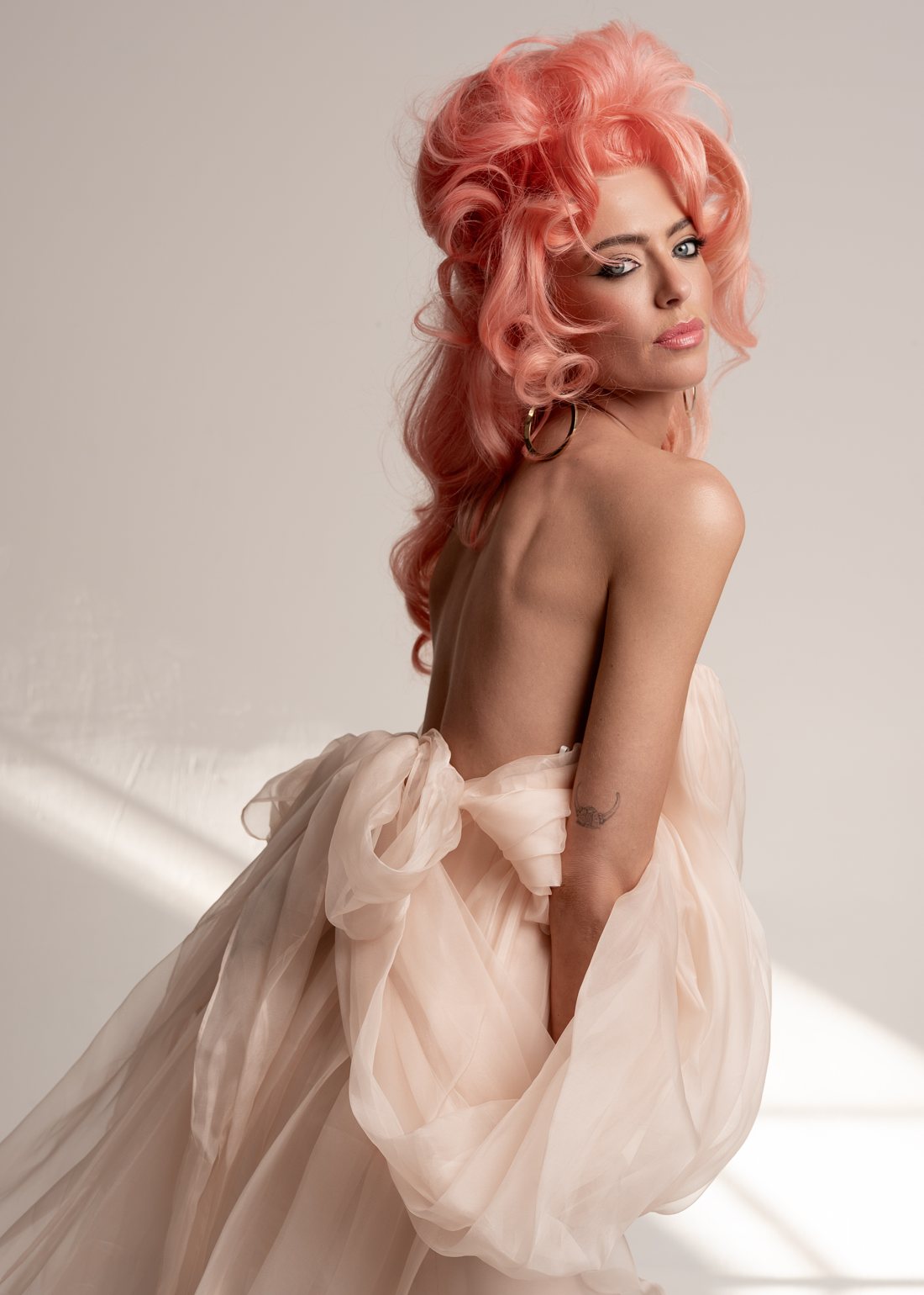 Coral voluminous 60s-inspired set with sculpted curls